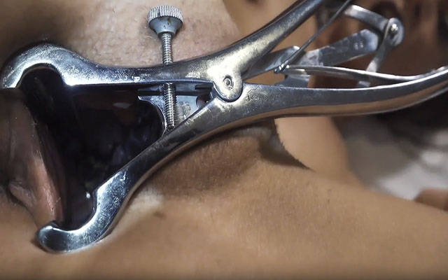 超重口！超猎奇！美女撑开自己的阴户把甲虫放进去自慰封面图