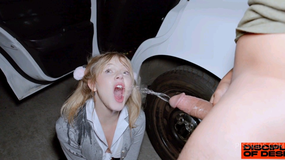 夜晚开车忽悠来了一位小萝莉，一上车就按住她的头进行口交，口到呕吐还想吃鸡巴的骚货，最后还尿到萝莉嘴里封面图