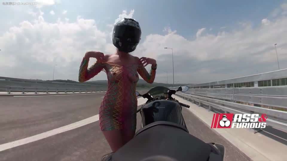 大屁股户外露出，摩托车上自慰封面图