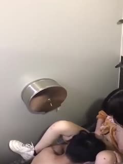 情侣厕所大战 超高颜值清纯美女学生妹被舔逼偷拍被发现了封面图