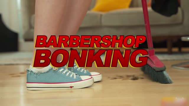 漂亮的乌克兰美女在理发店被顾客脱裤子爆操封面图