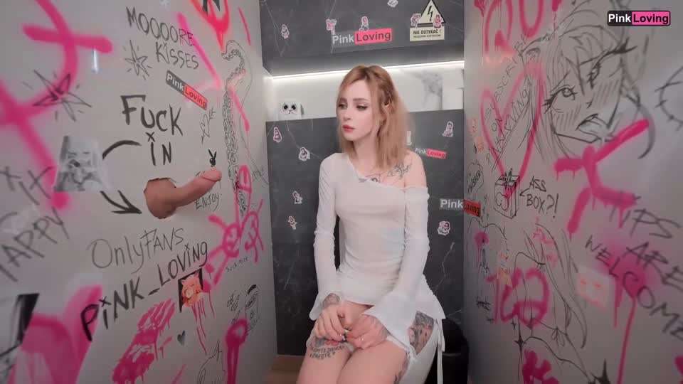 她隔着墙在浴室的荣耀洞里吮吸大鸡巴封面图