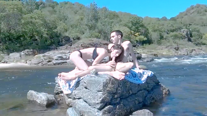 热辣情侣在公共山水和石头上进行危险性爱 - 巨大的双倍射液封面图