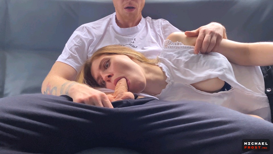 继母在儿子腿上睡觉休息儿子偷偷掏出鸡巴塞到妈妈嘴里封面图