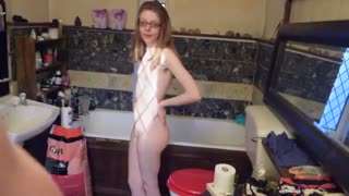 继父在浴缸里和他的继女封面图