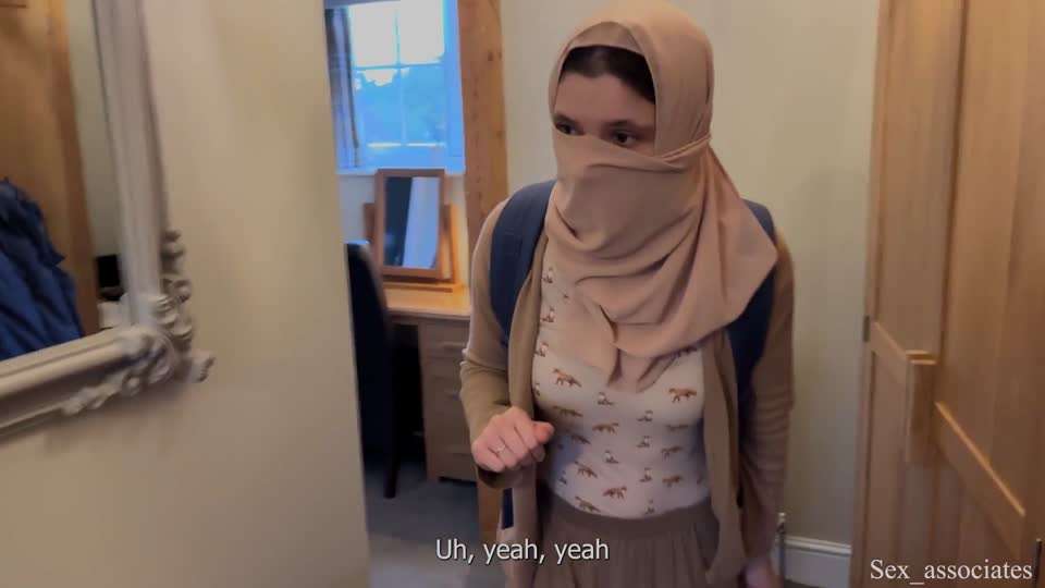 害羞的继母和儿子在酒店共用一张床封面图