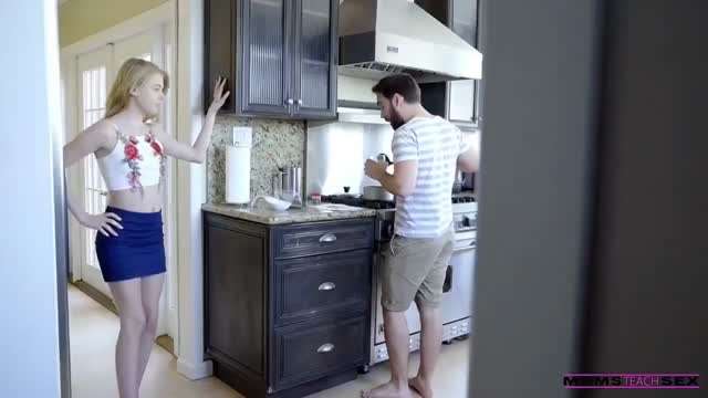 【欧美】小伙子下催情药把妈妈和姐姐一起搞操了，最终被工作结束的父亲发现了#性交#挑逗#骚逼#双飞#射精封面图