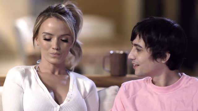 沙发上激战大奶继母封面图