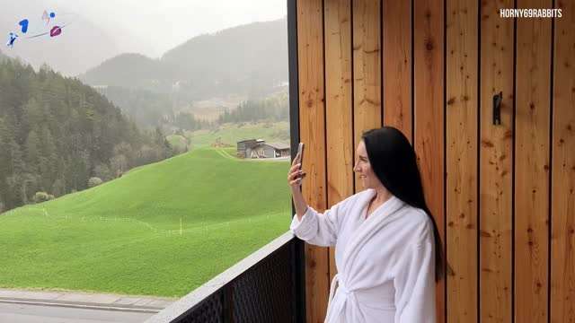 救了被困在阳台上的继母，然后操了她，射进了她的嘴里#白虎#骚逼#挑逗#性交封面图