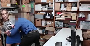 狂热的金发少女小偷被商店保安指交和性交封面图