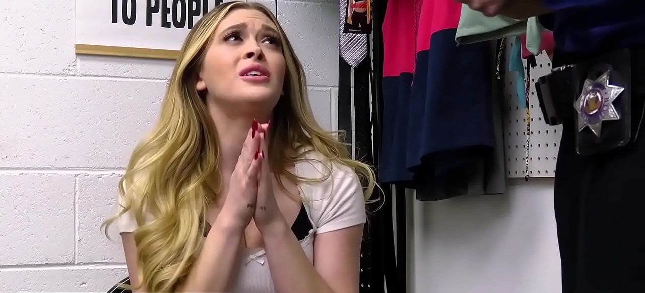 大胸小偷林赛李因从商店偷东西而让她的阴部充满精液封面图