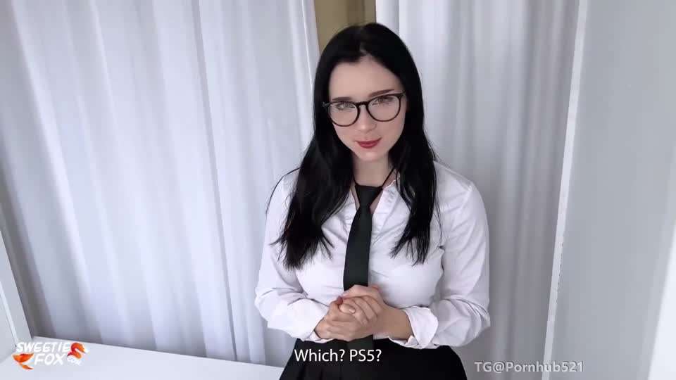 成人用品女售卖员被顾客体验了一下自己的身体封面图