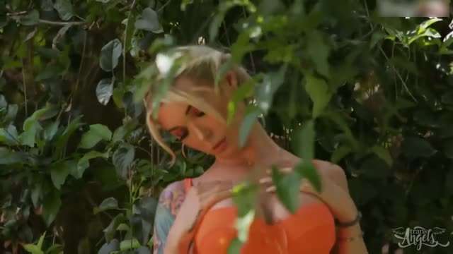 高人气TS Aubrey Kate 演绎泳池边的禁忌诱惑：变性美女的陷阱 勾引泳池边的清洁工#性交#ts#挑逗#射精#伪娘封面图