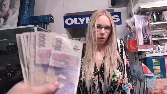 花钱约炮眼镜同事封面图