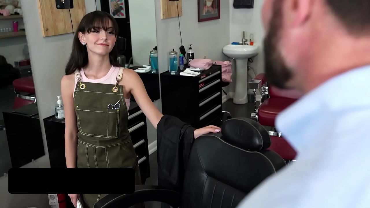 小宝贝SerenaHill的紧致小穴被巨屌猛戳和拉伸封面图