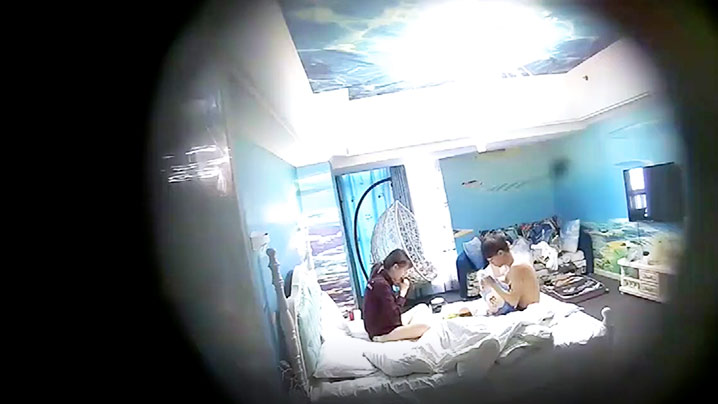 酒店偷拍大学生情侣开房探讨性爱把姿势玩了个遍妹子颜值非常不错封面图