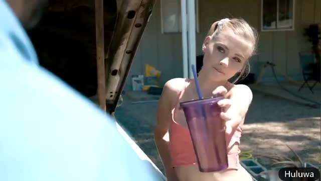 抓自己的女儿进房间后入封面图