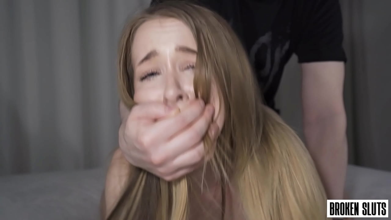 娇小的少女第一次粗暴三人行中被猛击封面图