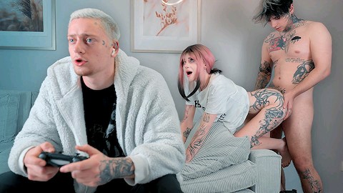 在我朋友的女朋友看不见的时候在他背后操她 - pinkloving封面图