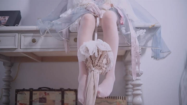 可爱小萌妹美腿拍摄封面图